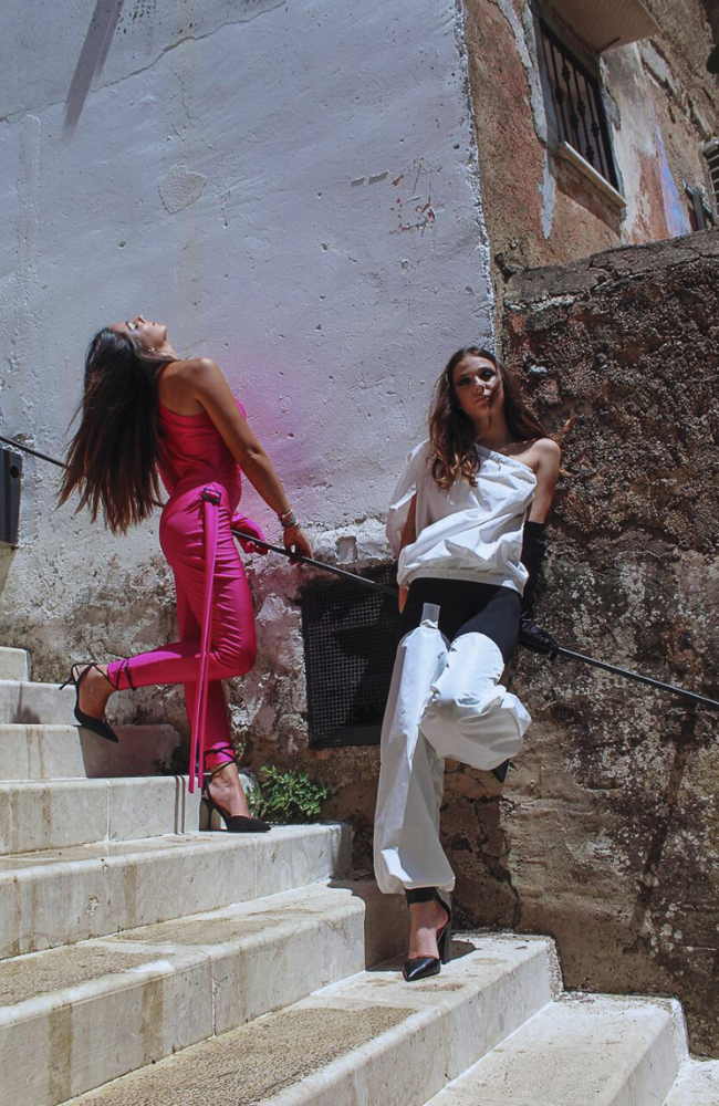 Due ragazze truccate per uno shooting fotografico a Palermo.