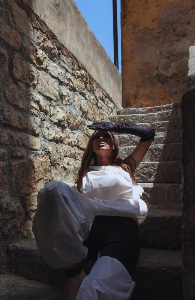 Ragazza posa per uno shooting fotografico a Palermo.