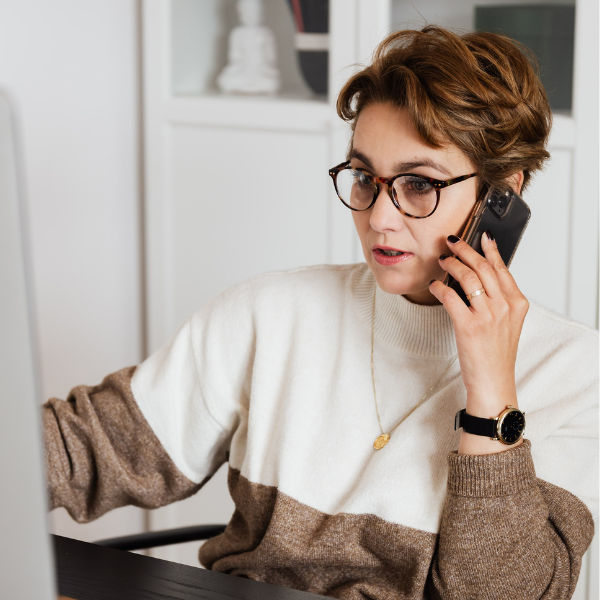 Donna over 50 durante la Prima Consulenza per il servizio trucco.
