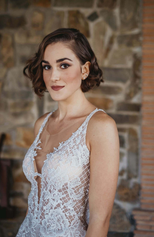 Sposa radiante e rilassata subito dopo la sessione di make up nuziale.