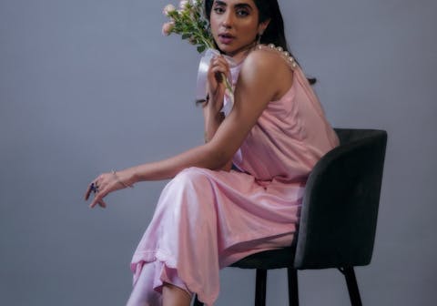 Donna elegante con trucco realizzato da Noemi Spera Make Up Artist, perfetto per trucco cerimonia giorno e sera, indossa un abito rosa e posa con un bouquet di fiori.