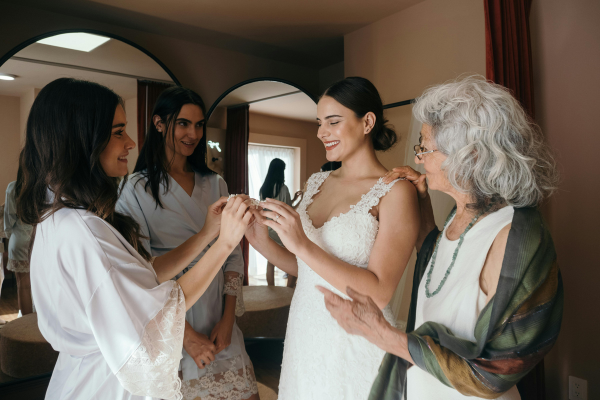 La famiglia della sposa, tra cui mamma e sorelle che accompagnano la sposa negli ultimi momenti prima del matrimonio